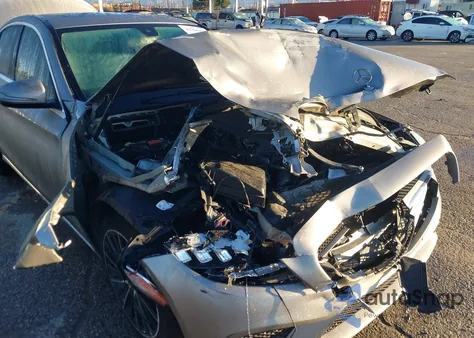 2019 Mercedes-Benz C 300 z USA, uszkodzony, nr VIN 55SWF8DB0KU304712